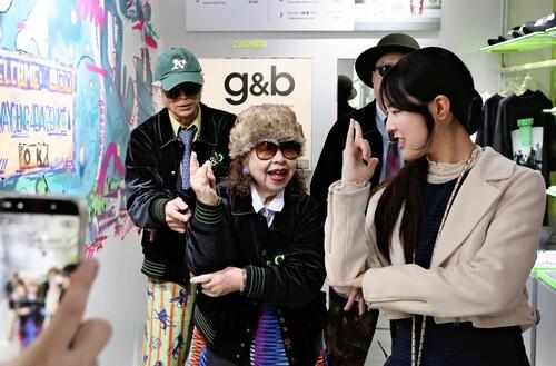 渋谷で平均年齢７３歳が接客する茶屋「ジーチャバーチャ」…若者と交流しながら働く店員「新たな生きがい」（読売新聞オンライン）