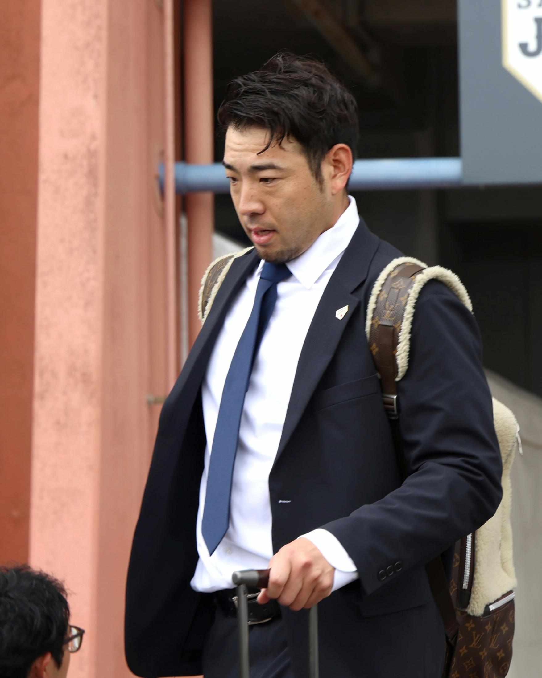 侍ジャパン　全員が同じスーツ＆ネクタイで球場を出発　菅野＆菊池のメジャー組も　胸にはおそろいのピンバッジ（デイリースポーツ）